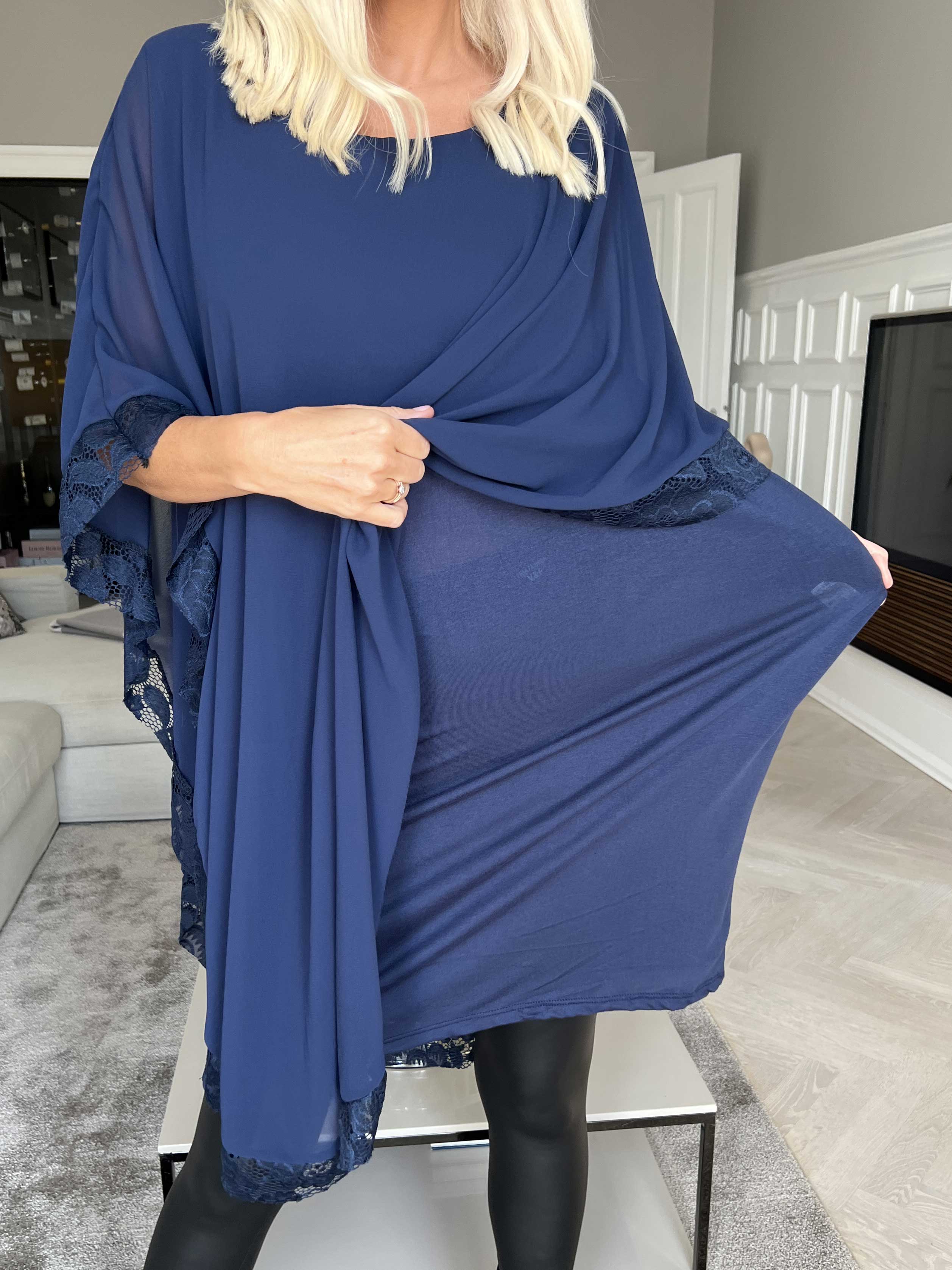 Kenya Edge - Tunikaklänning med chiffonglager och spetskant